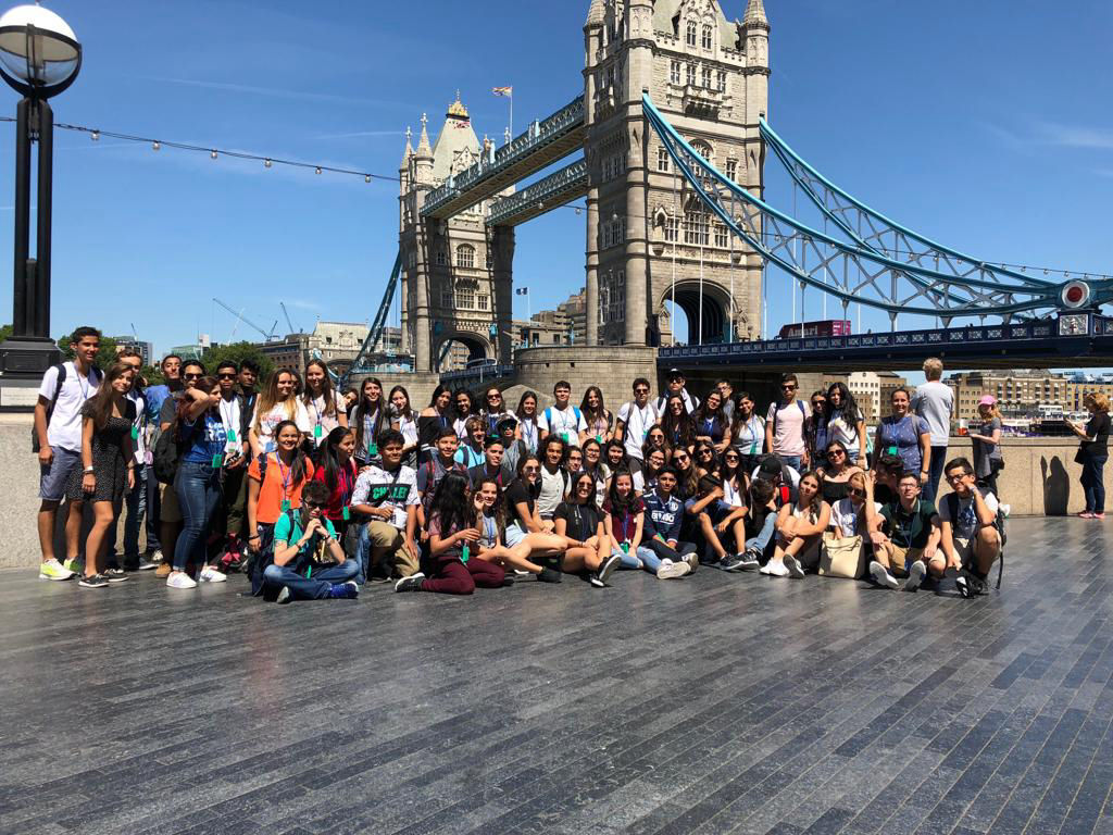 Grupo de estudiantes internacionales de secundaria de Costa Rica en programa internacional, cerca de Tower Bridge en Londres, Inglaterra.