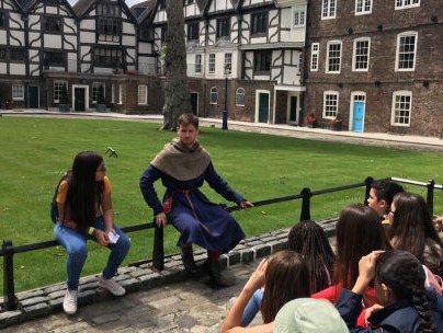 Grupo de estudiantes de secundaria de Costa Rica en clase al aire libre en la Torre de Londres en el Reino Unido