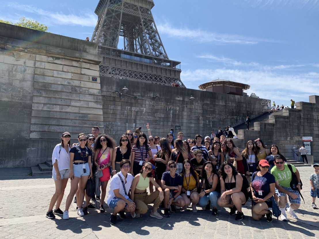 Grupo de estudiantes de Costa Rica en programa internacional en París, Francia frente a la Torre Eiffel.