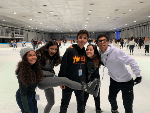 Estudiantes de Costa Rica en Alemania en un campamento de actividades de patinaje sobre hielo