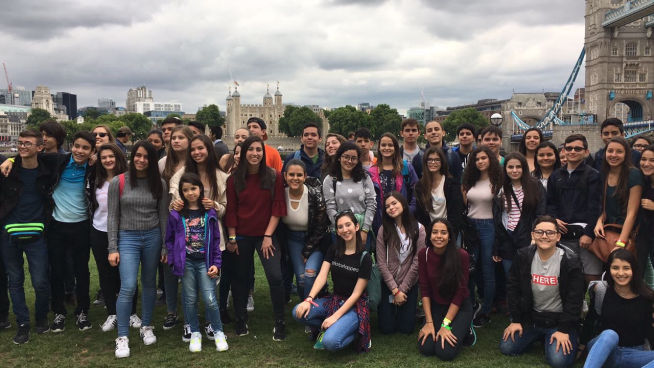 Grupo de estudiantes de secundaria de Costa Rica en Londres por la Torre de Londres